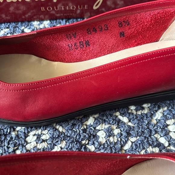 Vintage Salvatore Ferragamo Women's leather Red Flats in size 8.5 - Picture 2 of 8